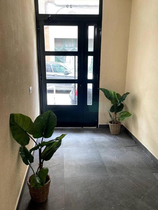 Cozy 2 Bedroom Apartment With Patio Madrid Eksteriør bilde