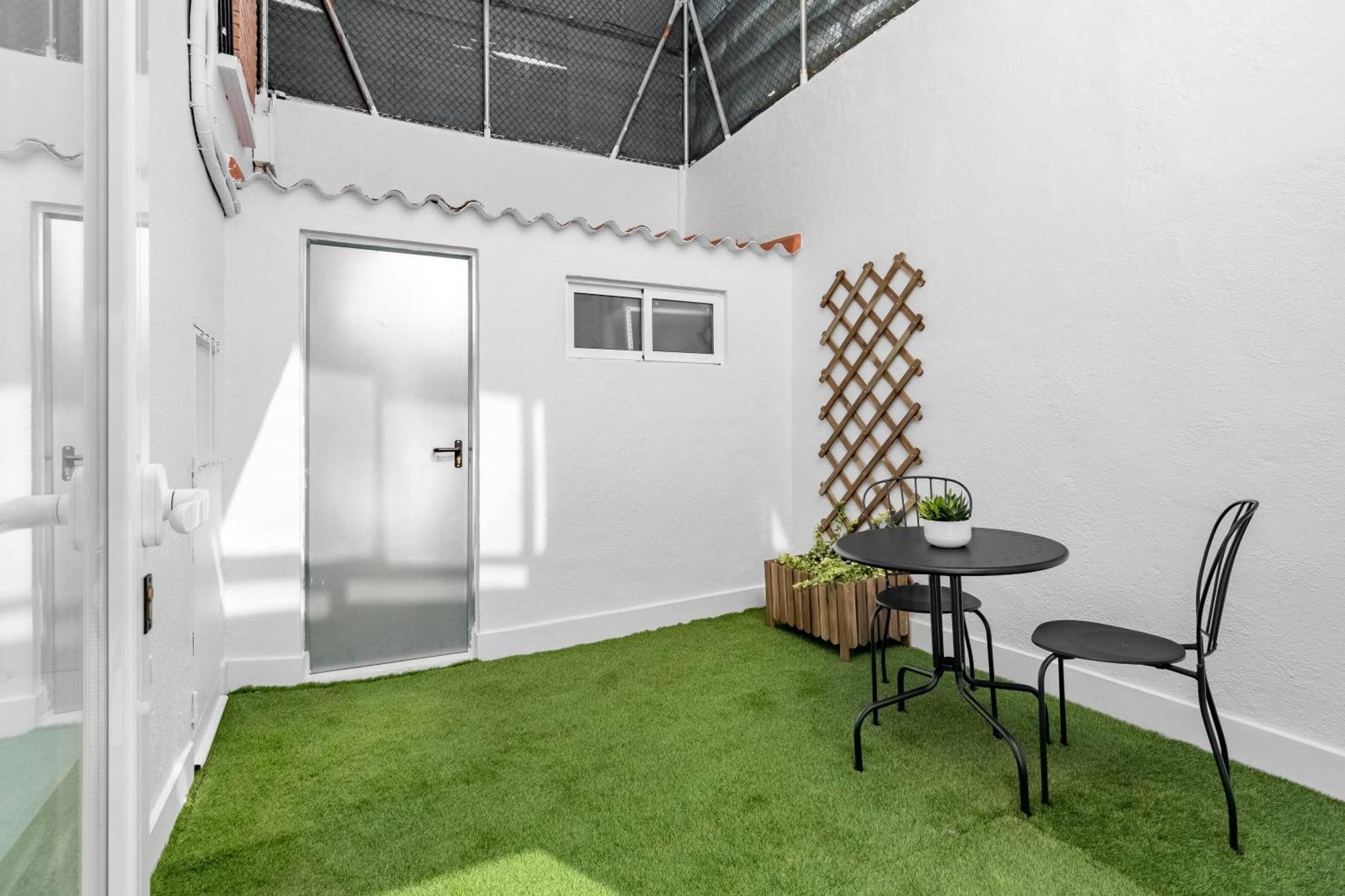 Cozy 2 Bedroom Apartment With Patio Madrid Eksteriør bilde