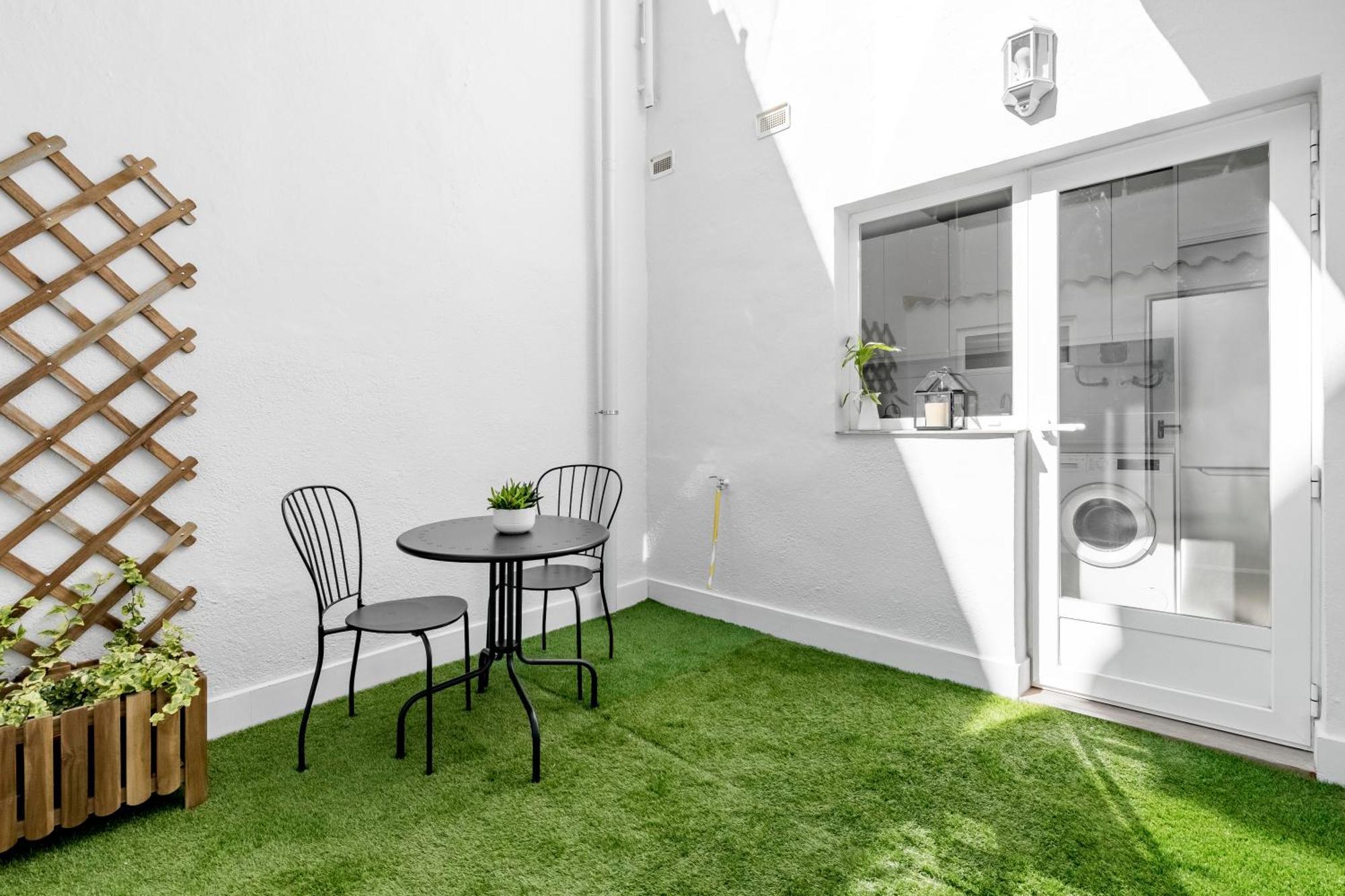 Cozy 2 Bedroom Apartment With Patio Madrid Eksteriør bilde