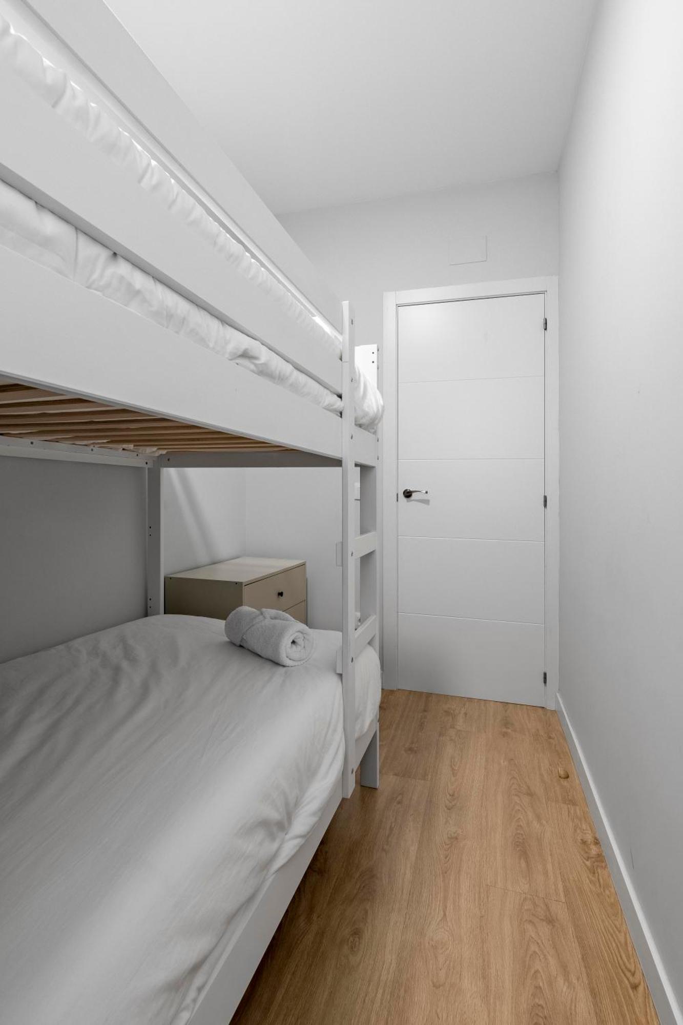 Cozy 2 Bedroom Apartment With Patio Madrid Eksteriør bilde